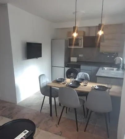 Apartment Sunny Handmade Home. Wi-fi, A/c & Free Parking