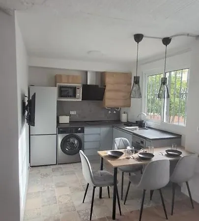 Apartment Sunny Handmade Home. Wi-fi, A/c & Free Parking