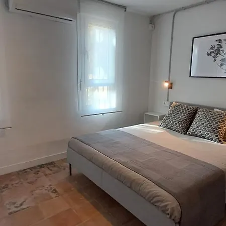 Sunny Handmade Home. Wi-fi, A/c & Free Parking Apartment